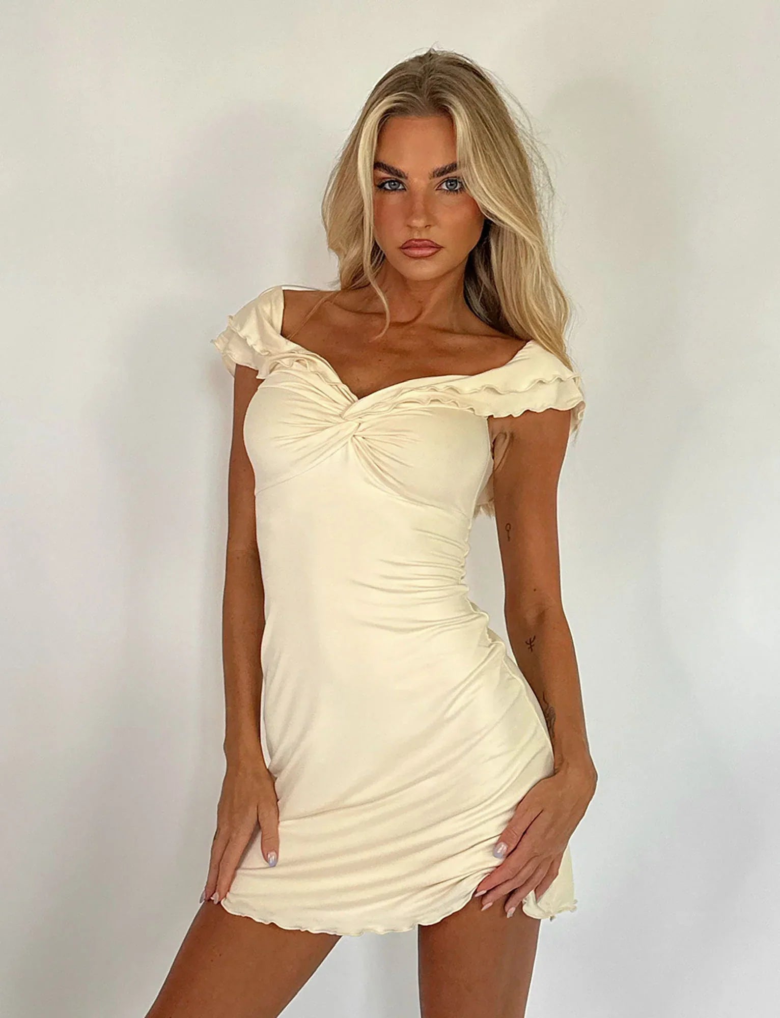 Mini-robe beige torsadée