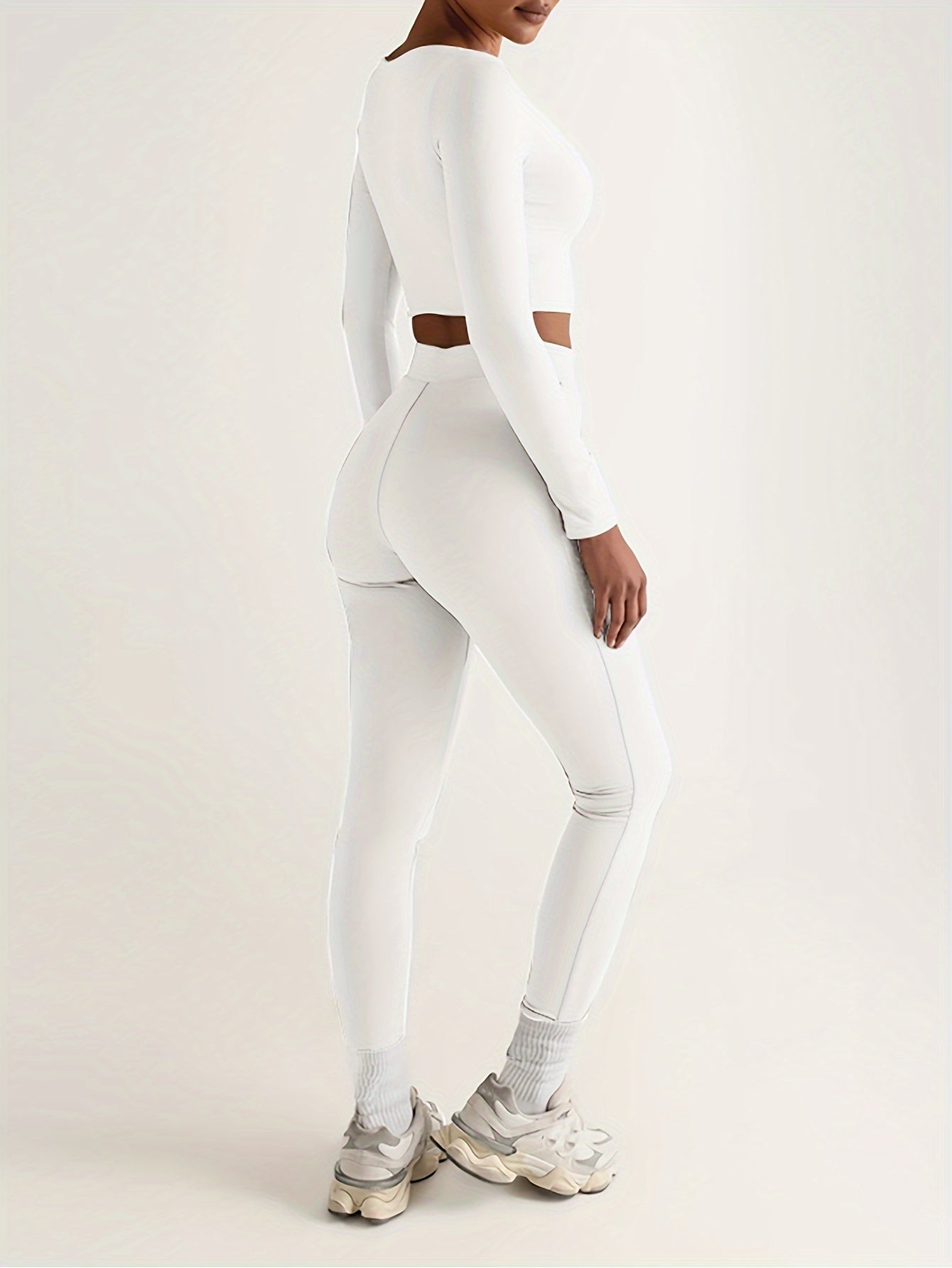 Ensemble de sport composé d'un crop top à manches longues et d'un pantalon skinny taille haute