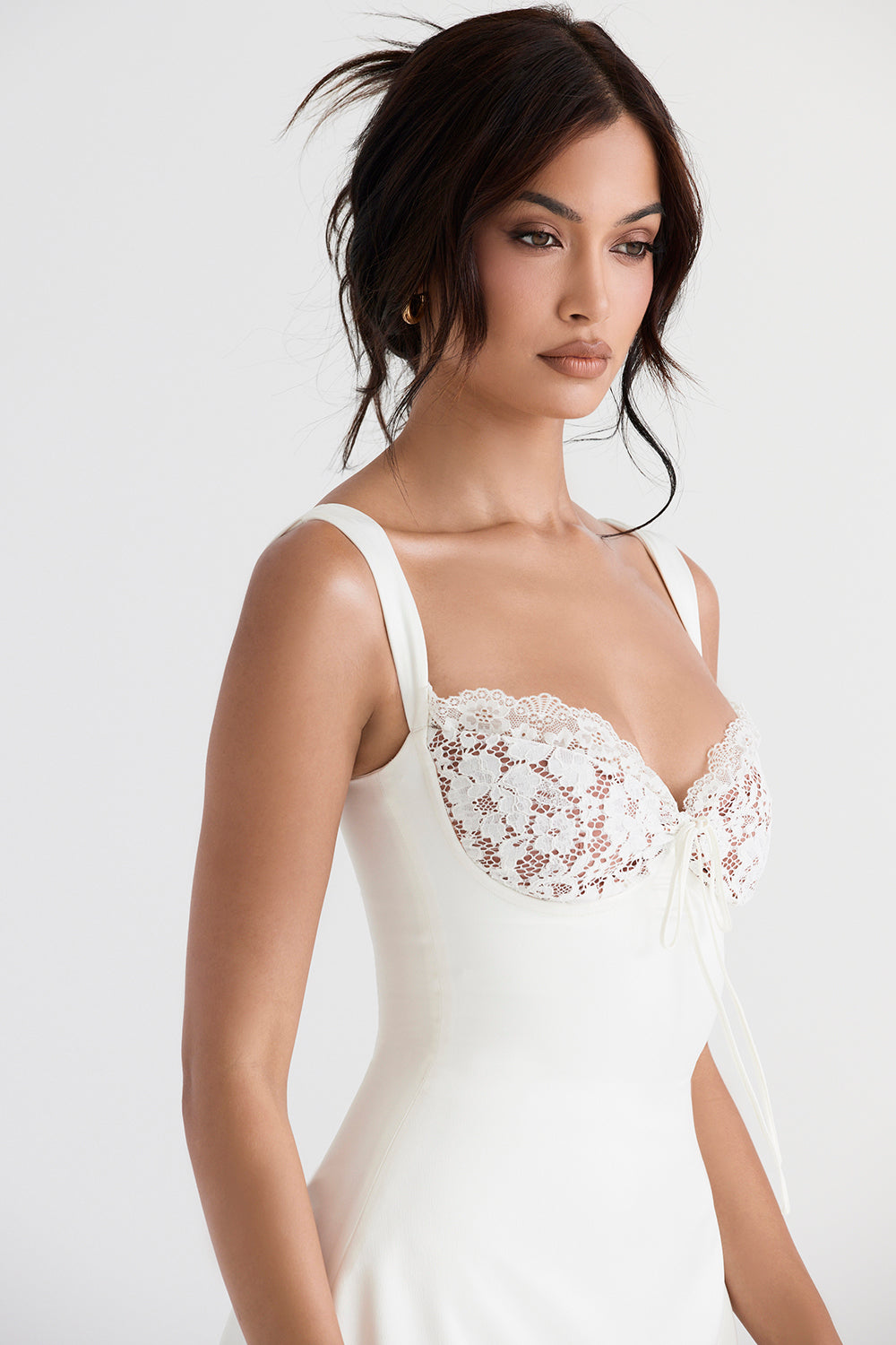 Mini-robe en satin et dentelle