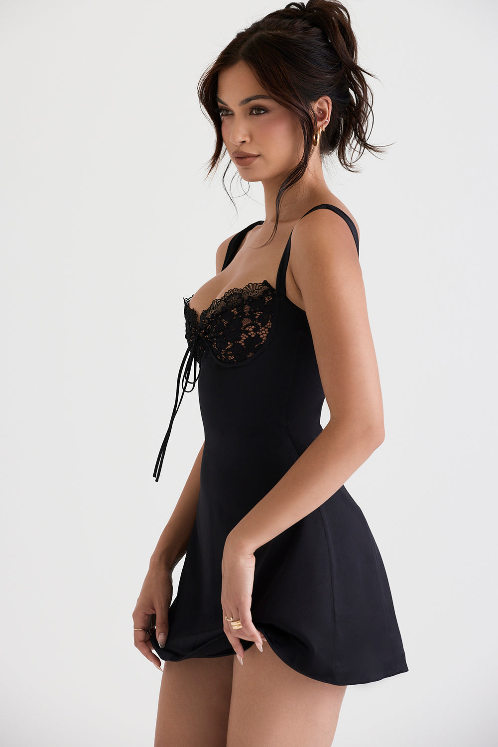 Mini-robe en satin et dentelle