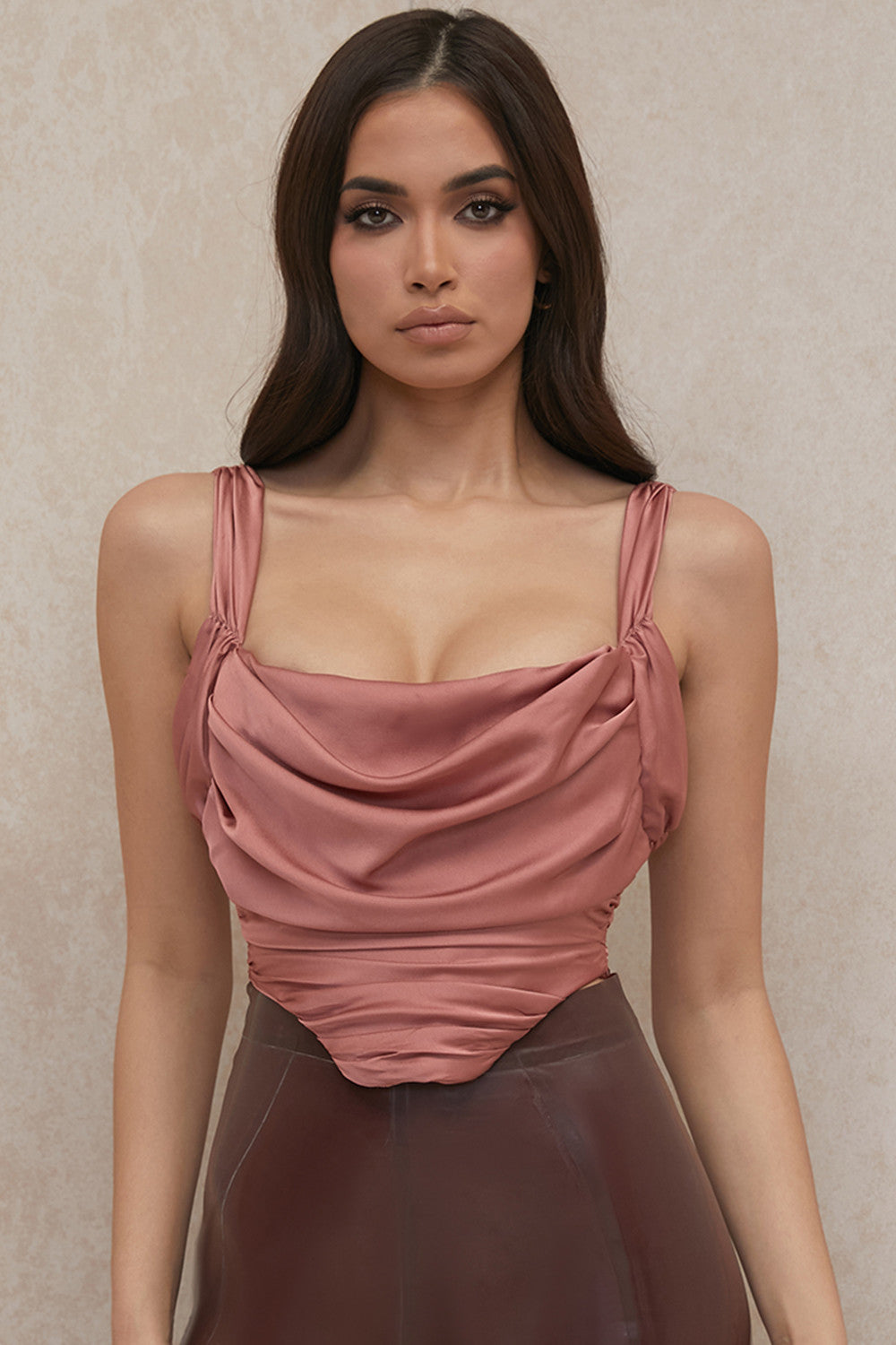 Corset drapé en satin rose avec décolleté drapé