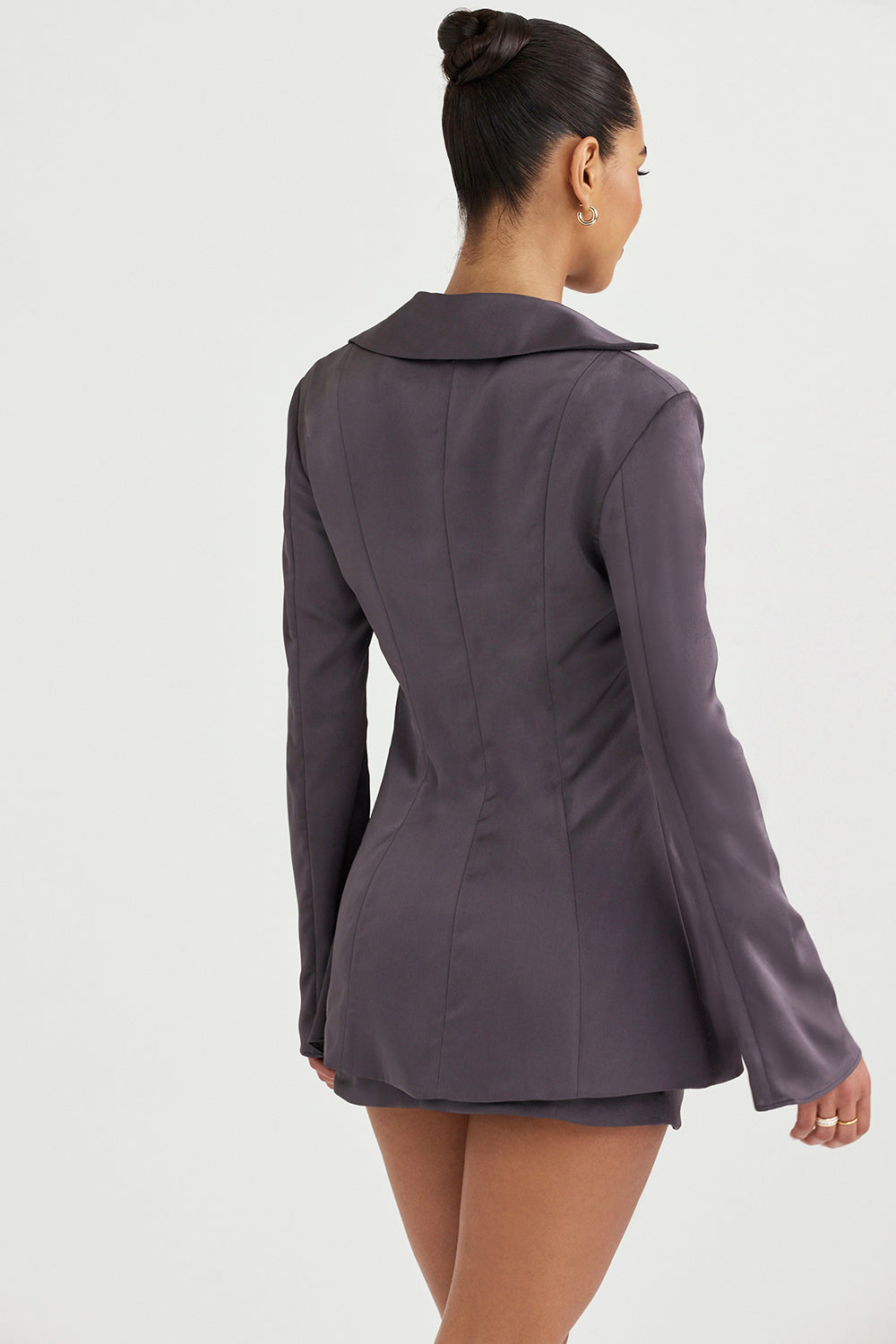 Haut ombré avec lien sur le devant pour une mini-jupe trapàze en satin