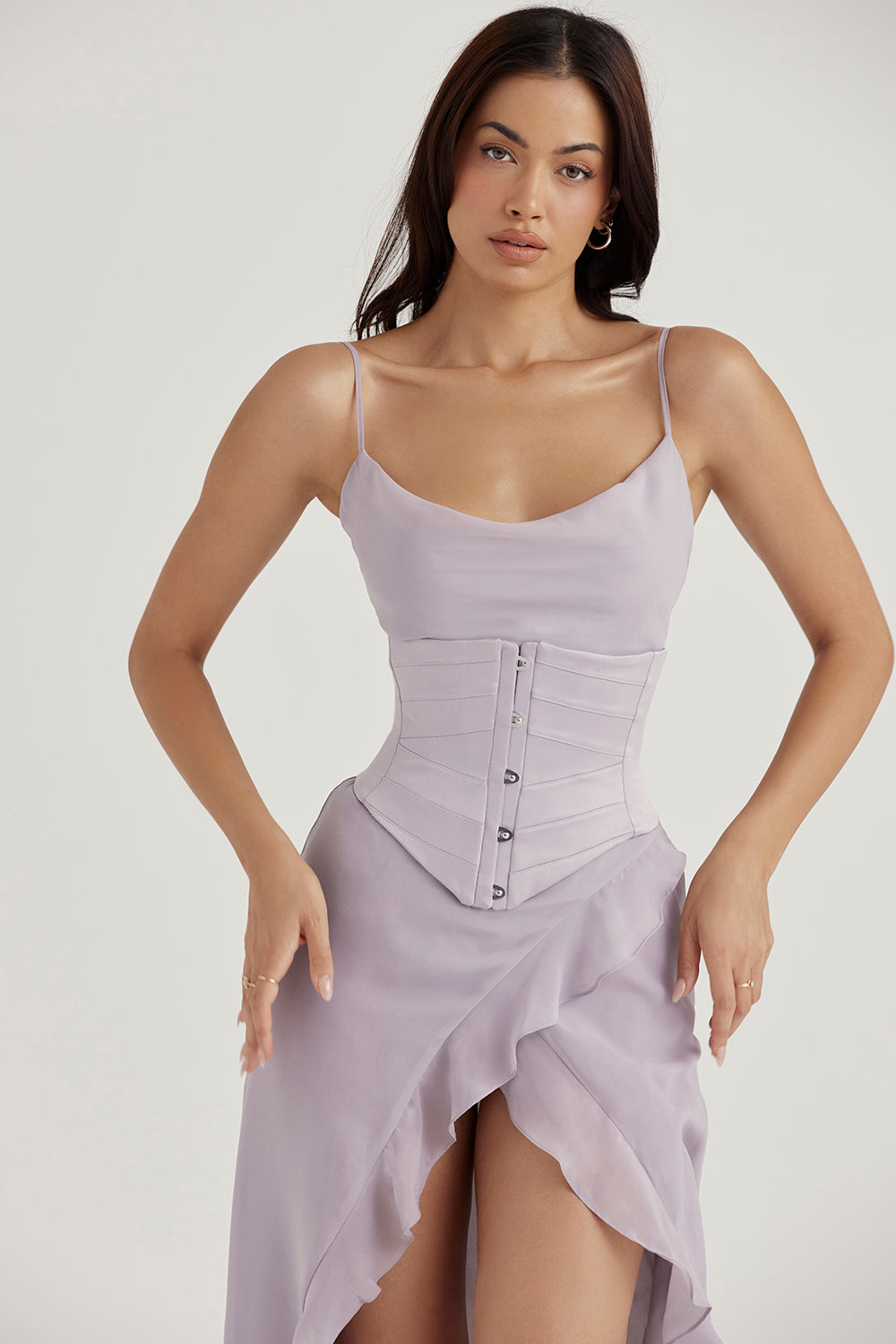 Corset sous la poitrine en satin gris avec robe longue fluide