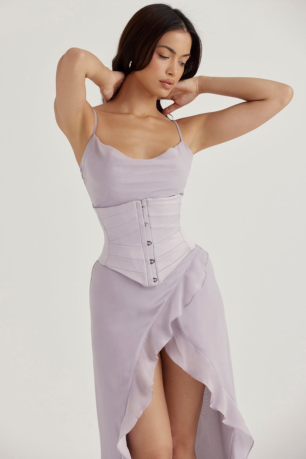 Corset sous la poitrine en satin gris avec robe longue fluide