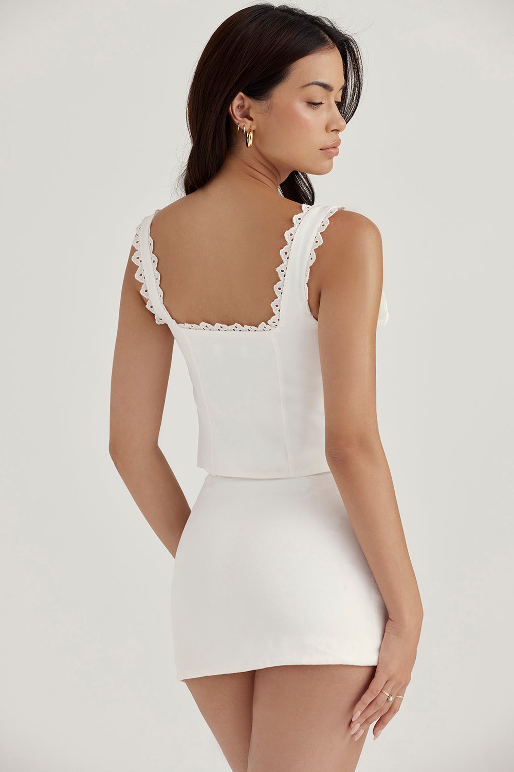 Haut en dentelle blanche avec mini-jupe trapàze en lin