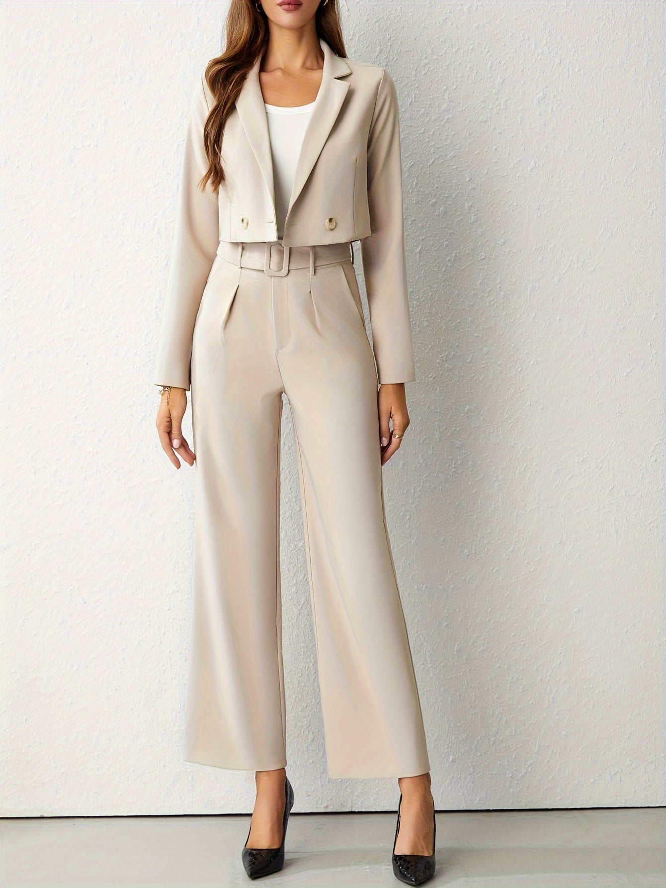 Élégant blazer à revers beige et pantalon droit