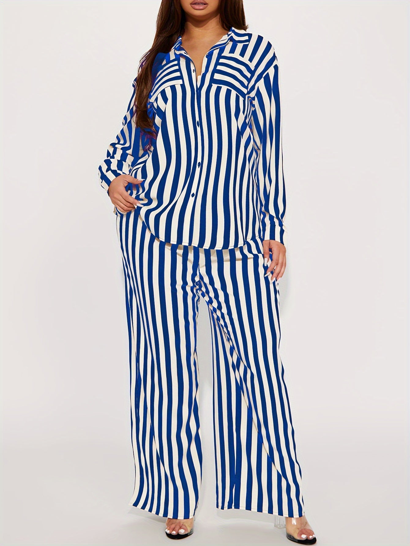 Ensemble composé d'une chemise rayée à manches longues et d'un pantalon large