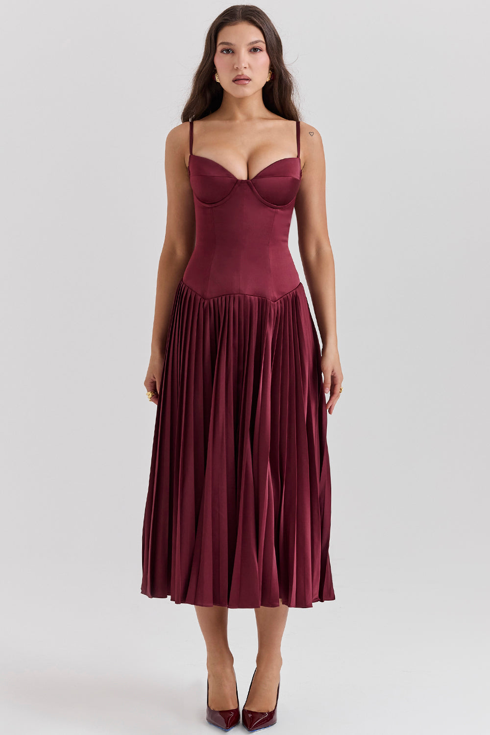 Robe midi plissée en satin bordeaux