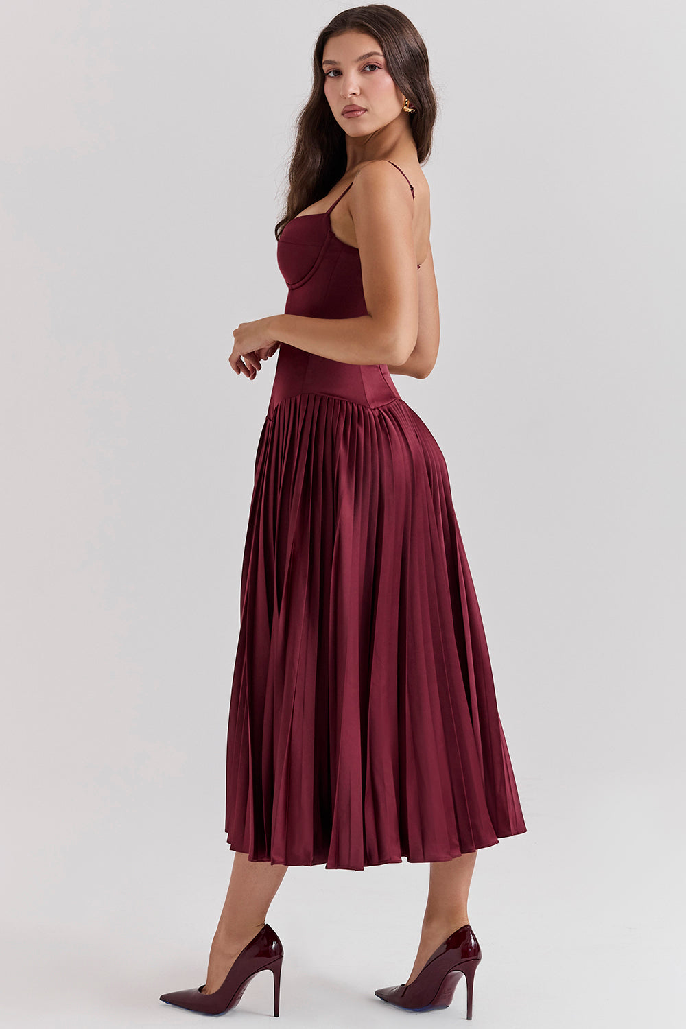 Robe midi plissée en satin bordeaux