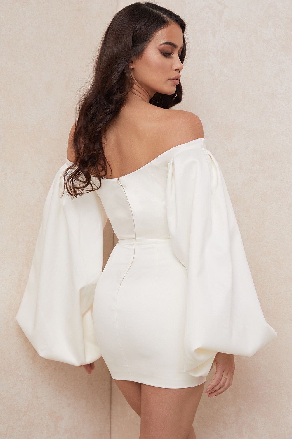 Mini-robe en satin ivoire à manches ballon