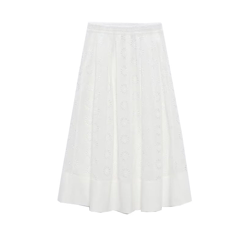 Top blanc brodé ajouré avec jupe