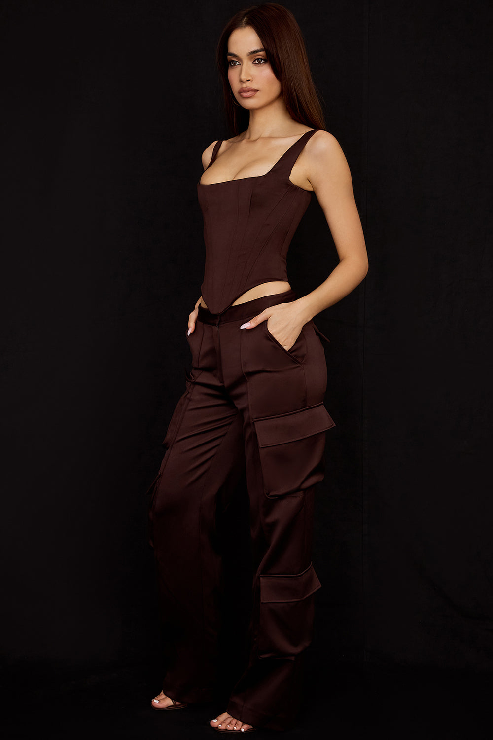 Corset long en satin chocolat avec pantalon cargo