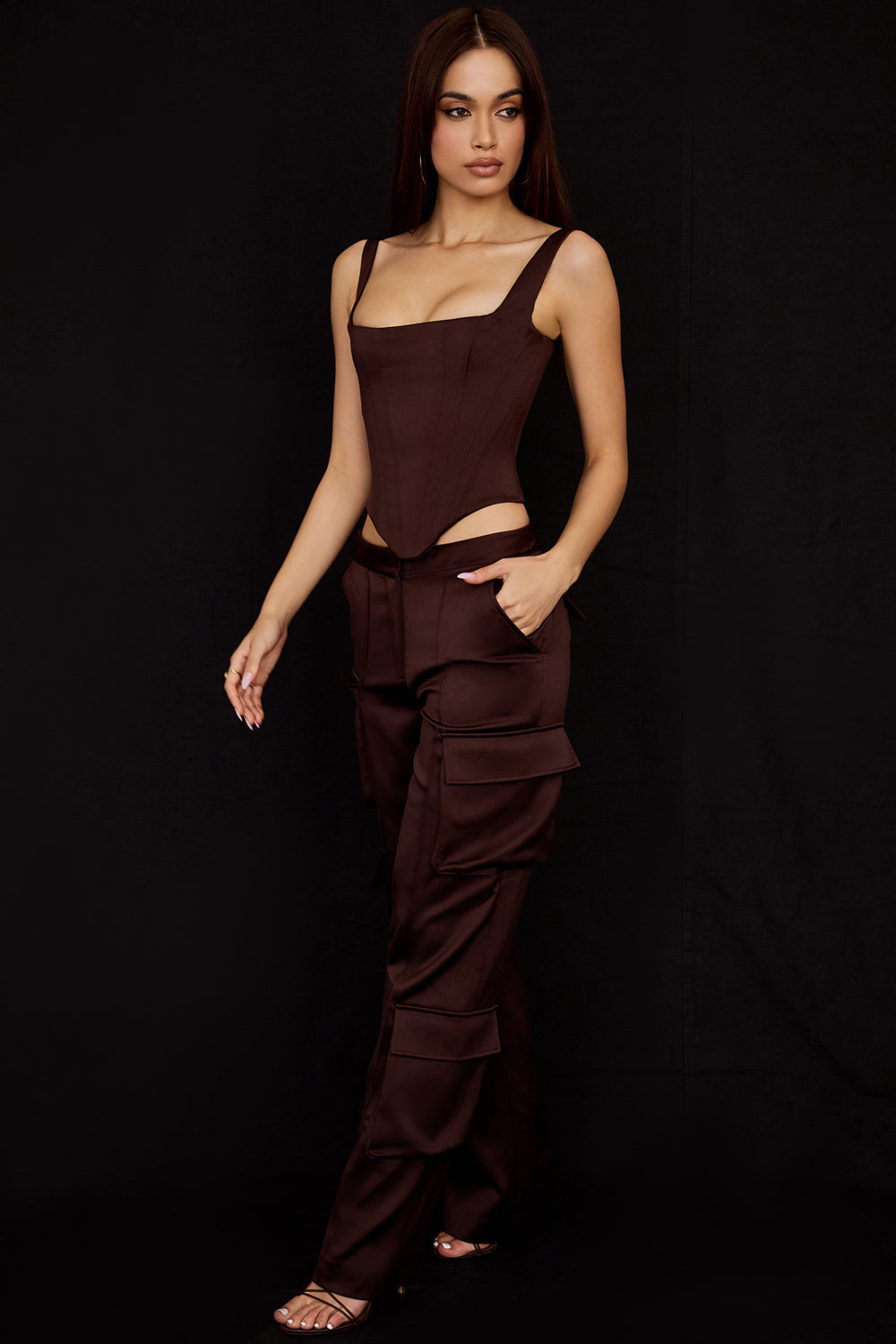 Corset long en satin chocolat avec pantalon cargo