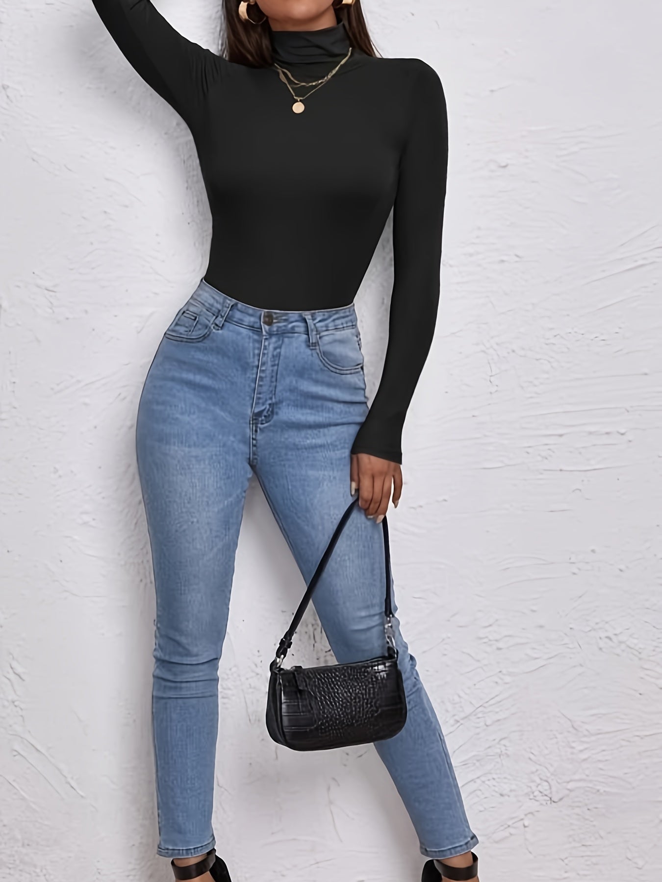 Top noir slim fit à col roulé