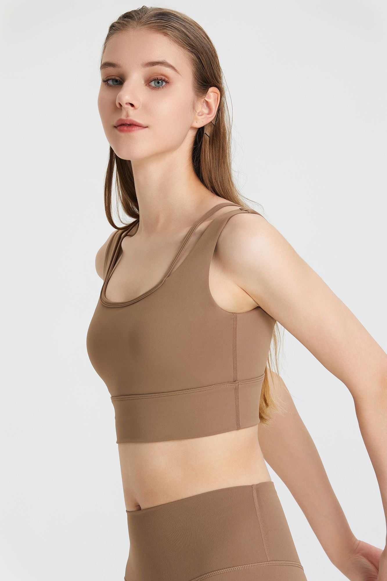 Soutien-gorge de sport avec décolleté en V profond et dos nu