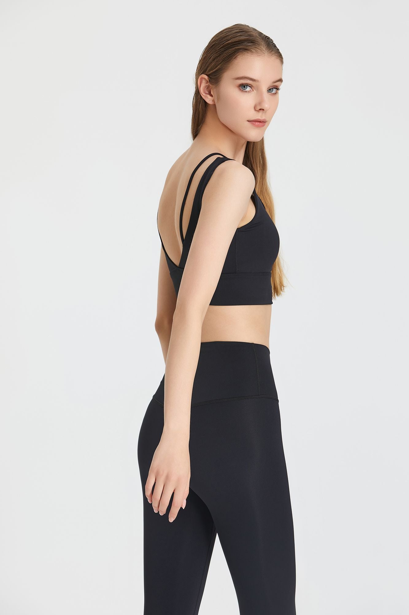Soutien-gorge de sport avec décolleté en V profond et dos nu
