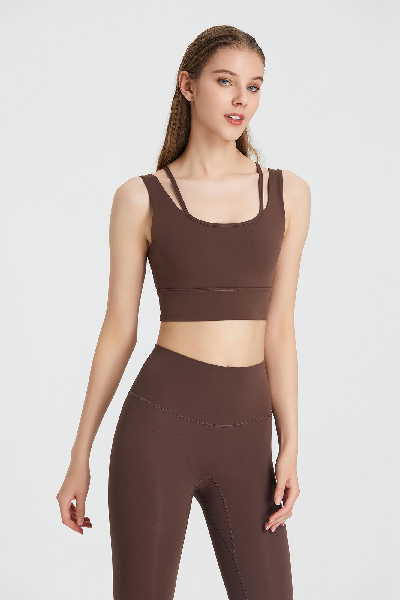 Soutien-gorge de sport avec décolleté en V profond et dos nu