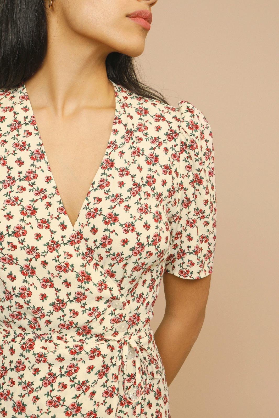 Robe mi-longue fleurie à col en V et manches bouffantes