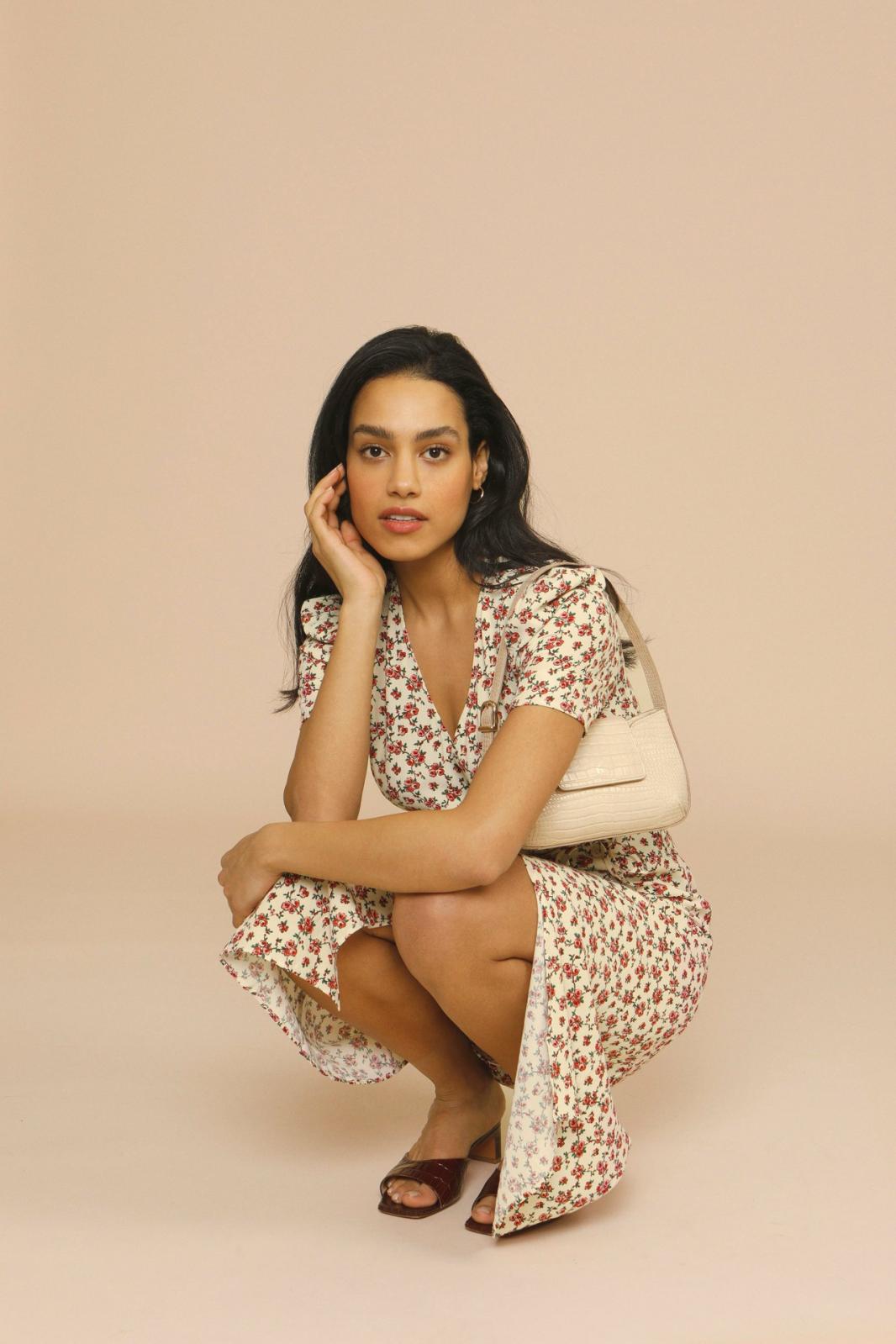 Robe mi-longue fleurie à col en V et manches bouffantes