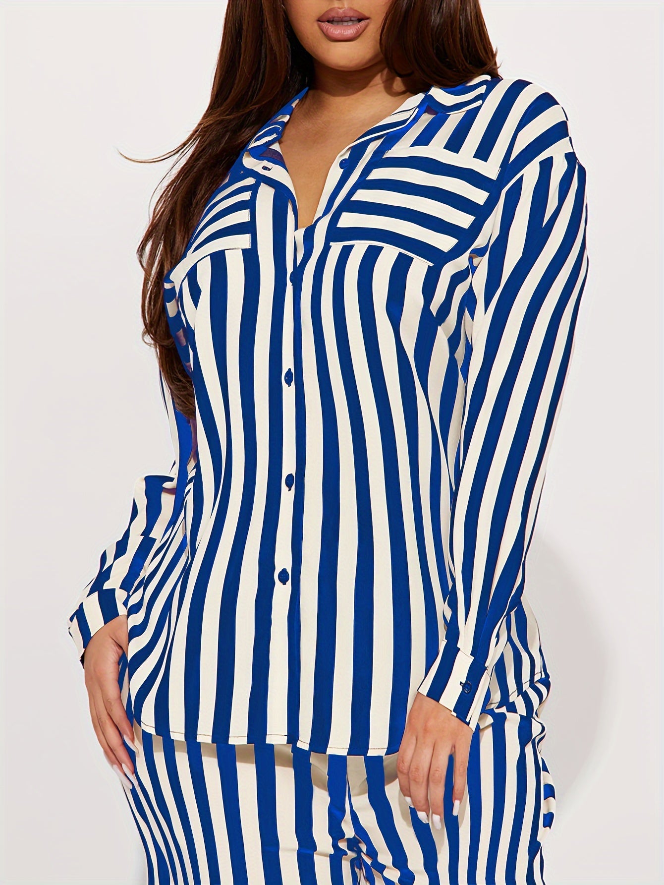 Ensemble composé d'une chemise rayée à manches longues et d'un pantalon large