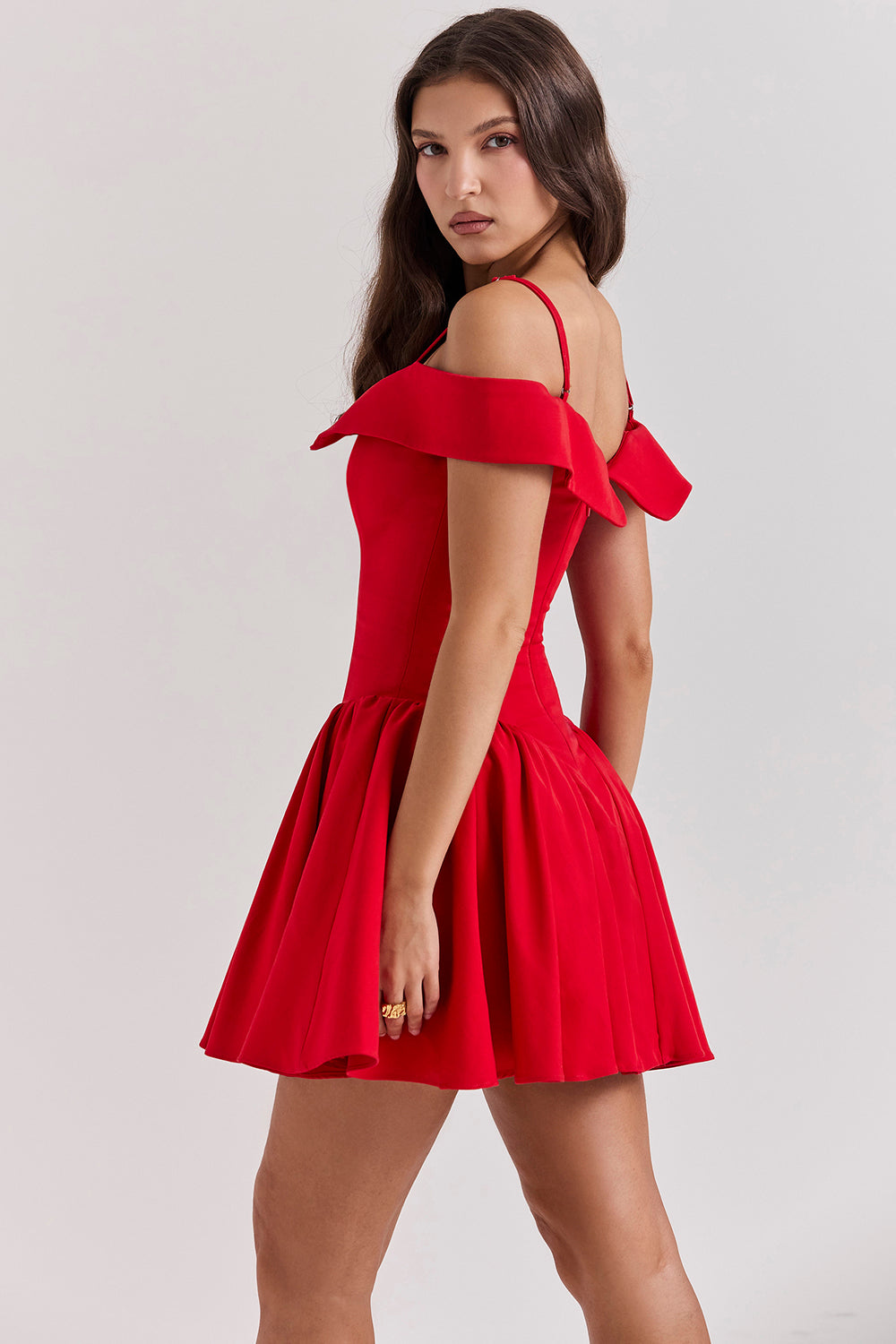 Mini-robe à épaules dénudées