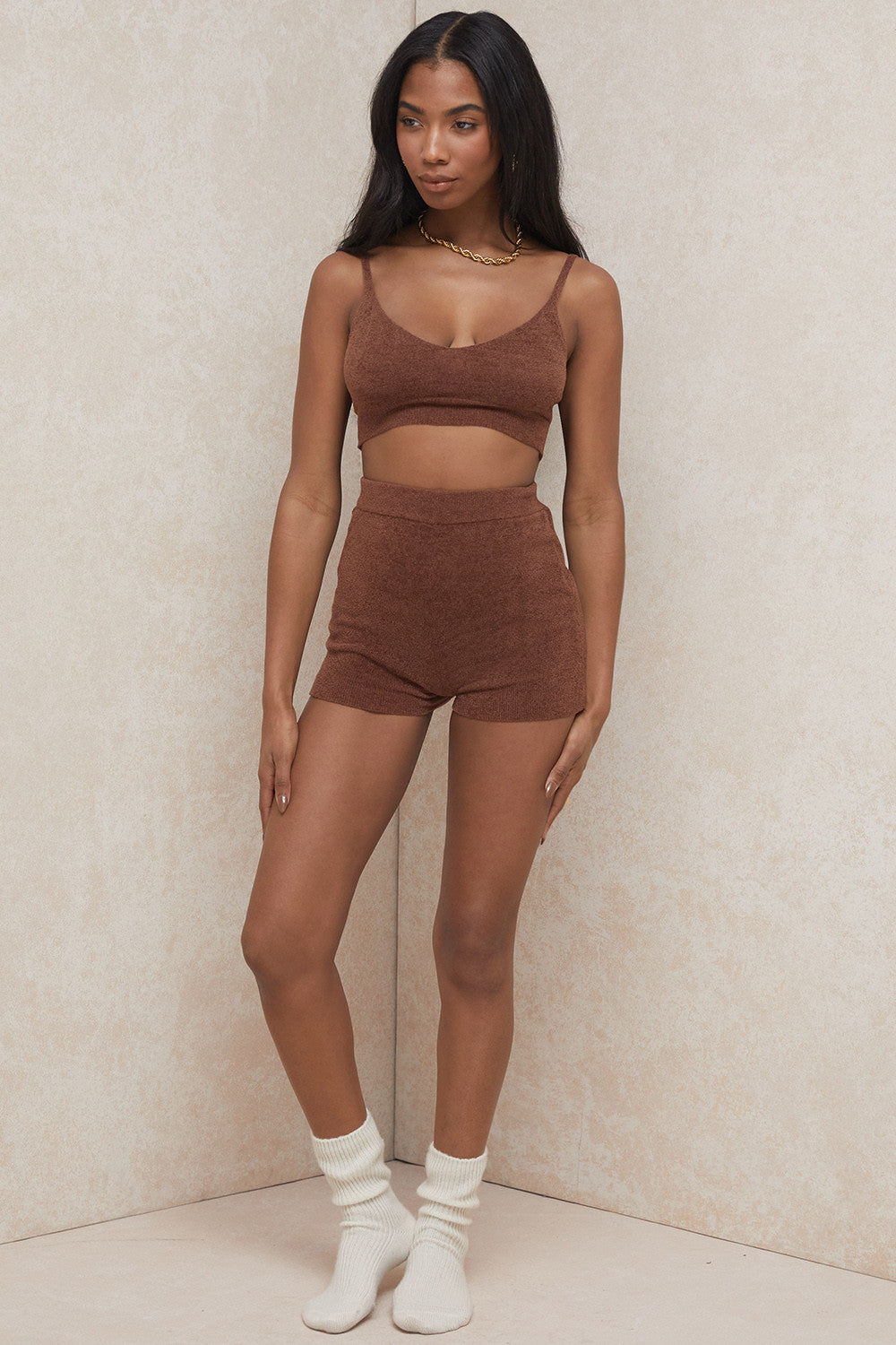 Top court en tricot moelleux chocolat avec short taille haute