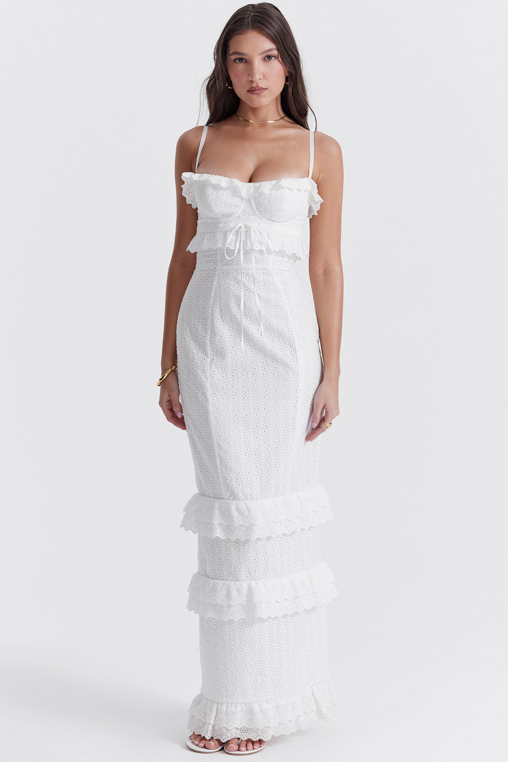Robe longue blanche en broderie anglaise