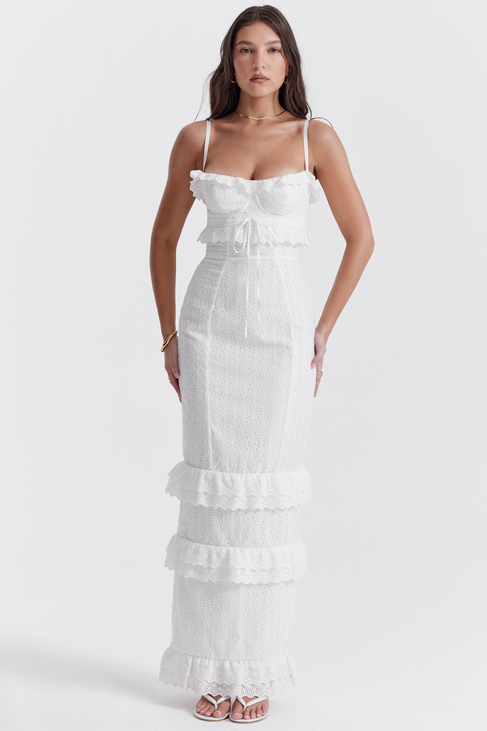 Robe longue blanche en broderie anglaise
