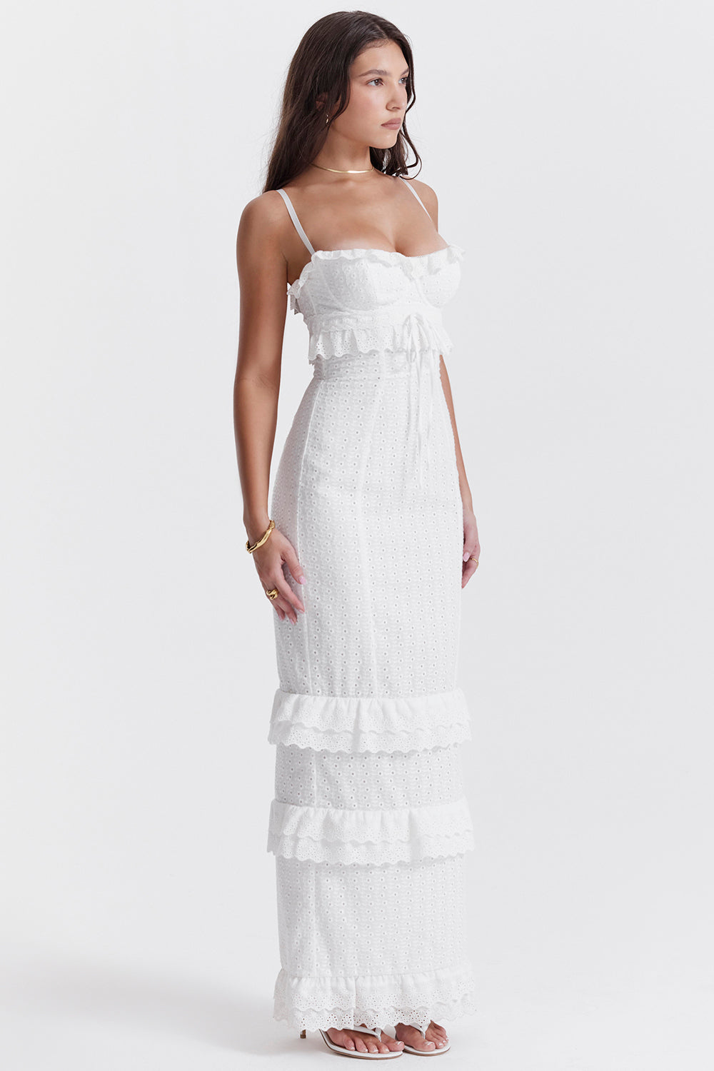 Robe longue blanche en broderie anglaise
