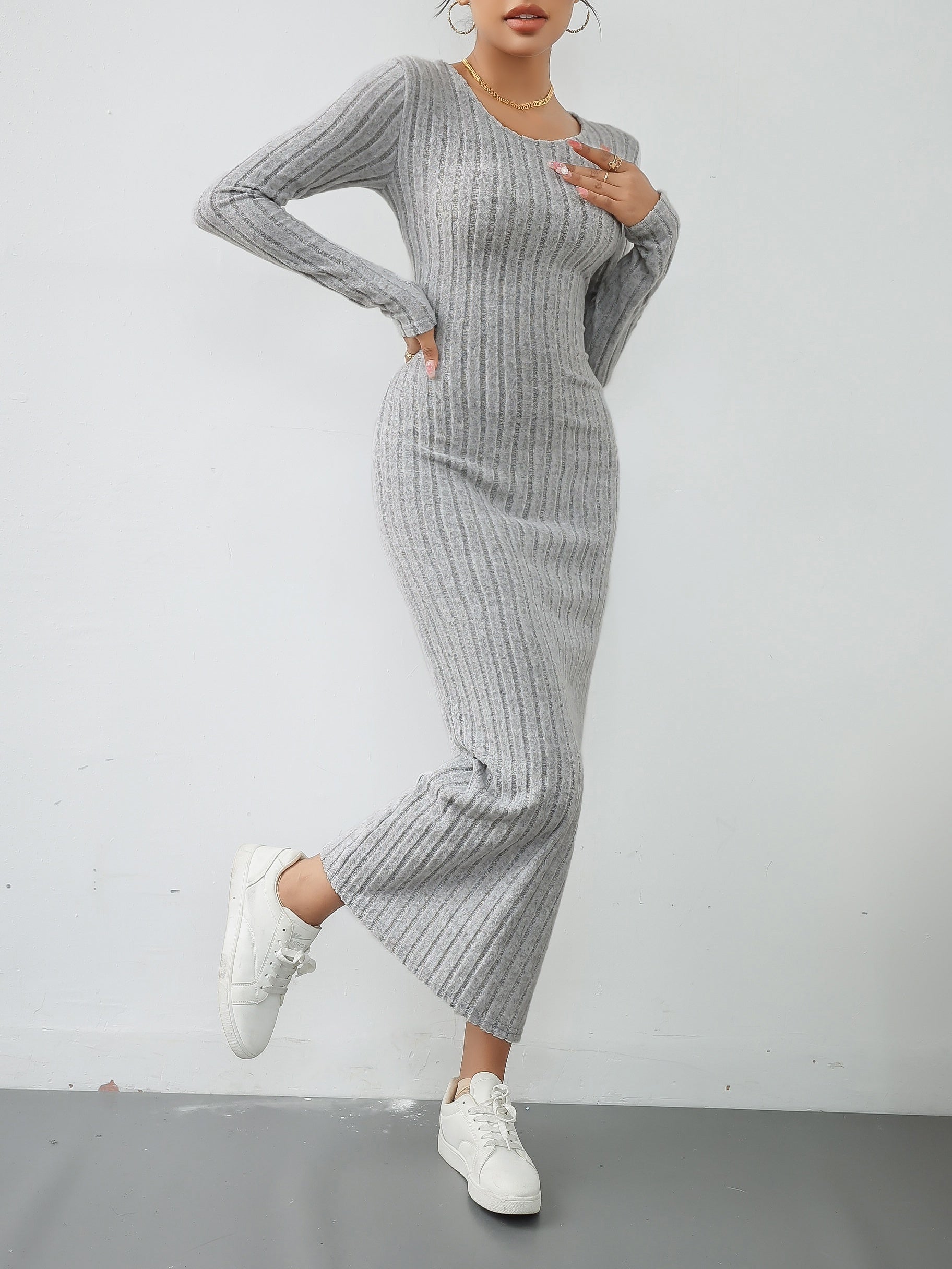 Robe côtelée grise élégante avec fente
