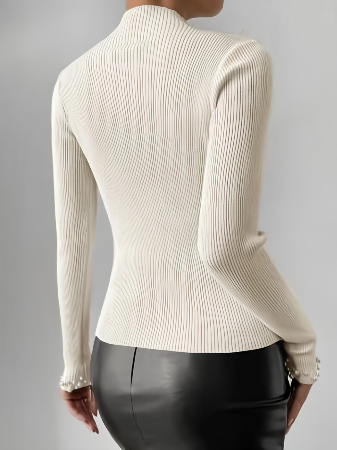 Pull à col montant et décoration perles