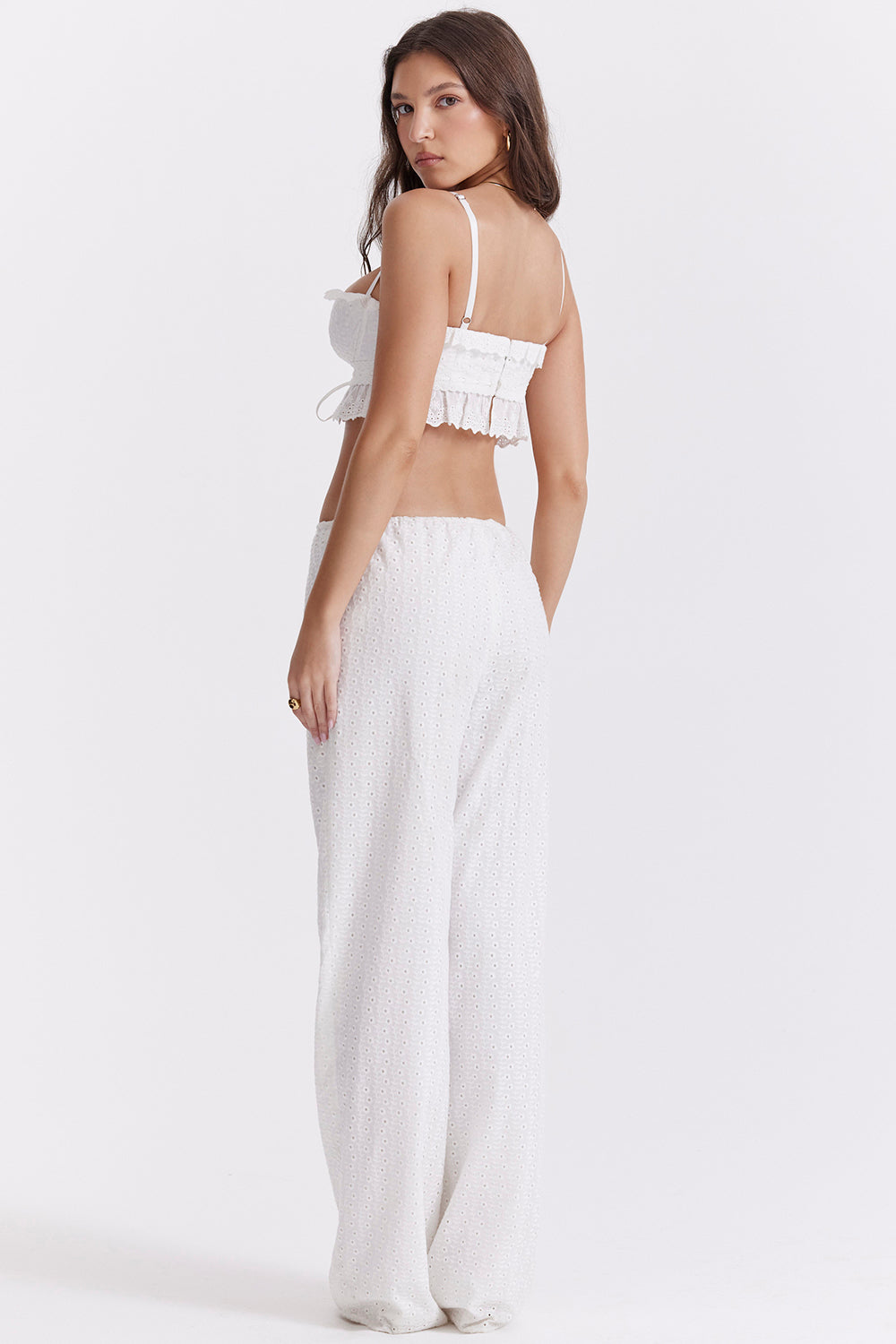 Haut brassiàre en broderie anglaise blanche avec pantalon