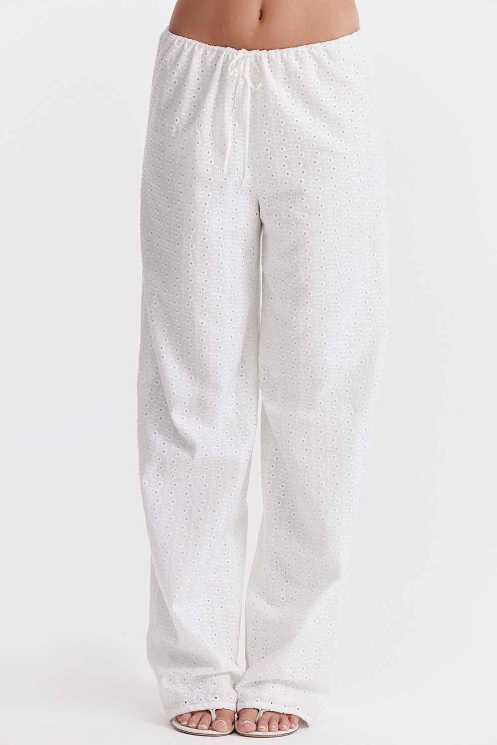 Haut brassiàre en broderie anglaise blanche avec pantalon