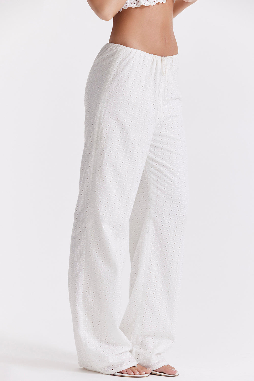 Haut brassiàre en broderie anglaise blanche avec pantalon