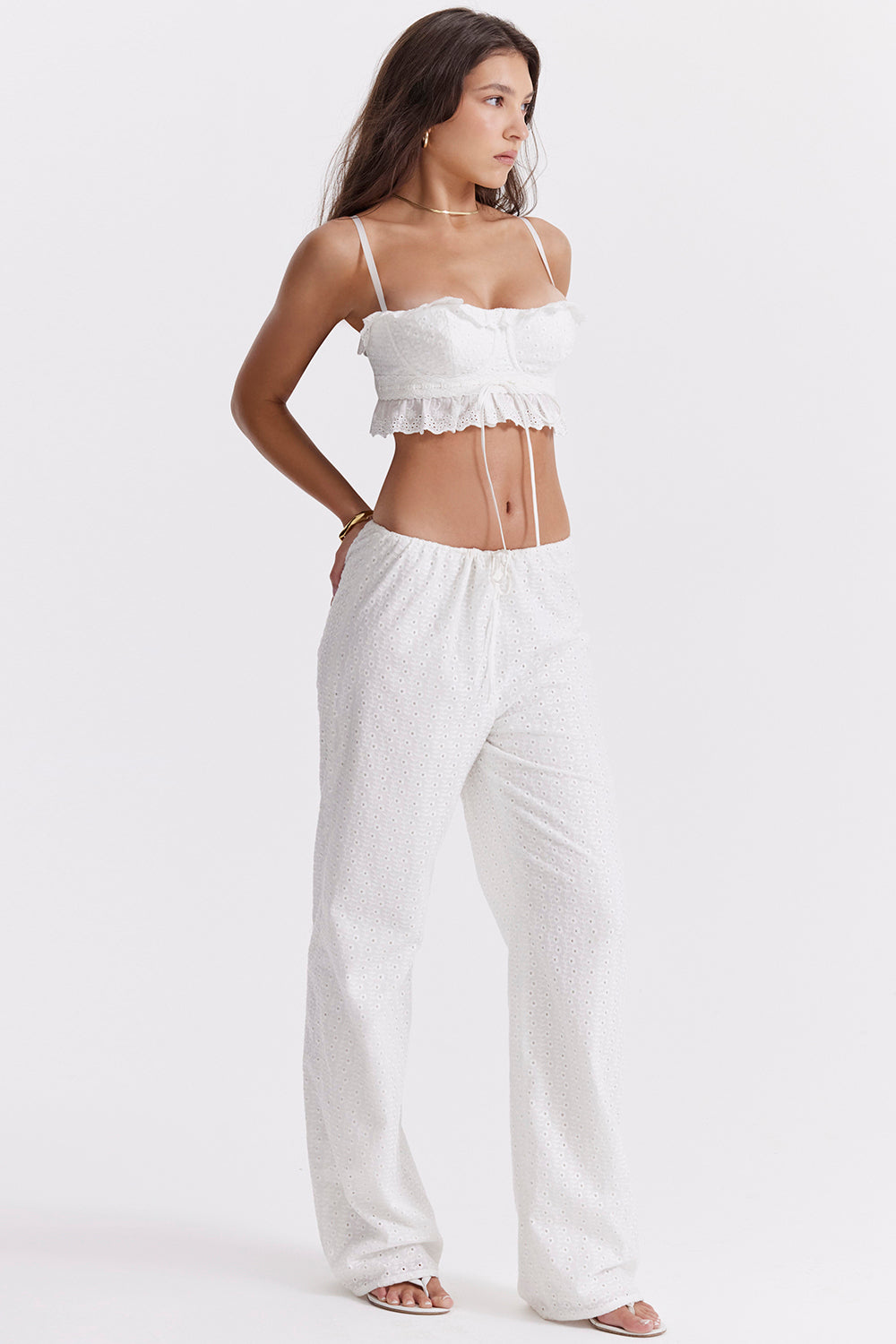 Haut brassiàre en broderie anglaise blanche avec pantalon