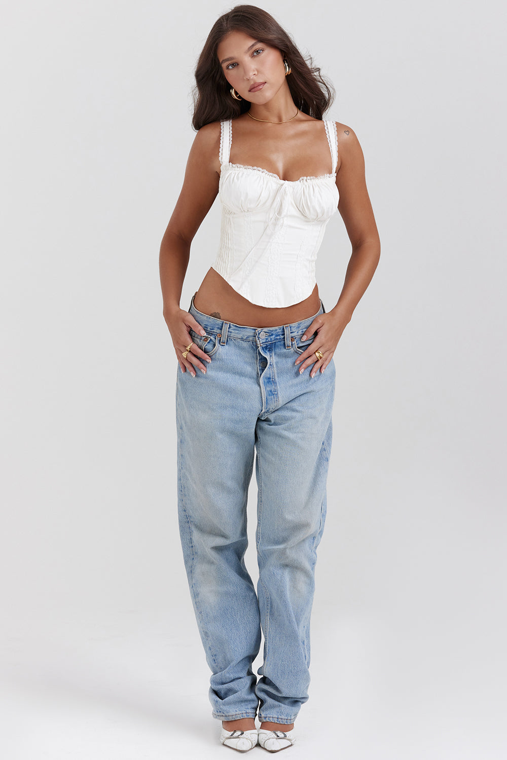 Corset en dentelle blanche au dos