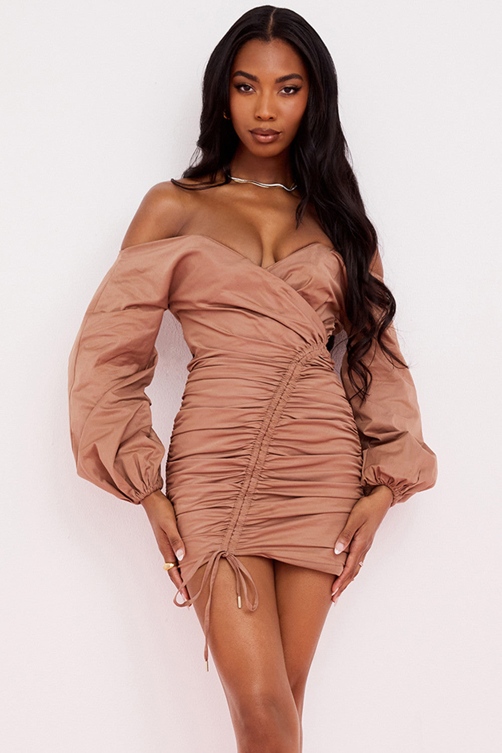 Mini-robe portefeuille Moka avec épaules nues