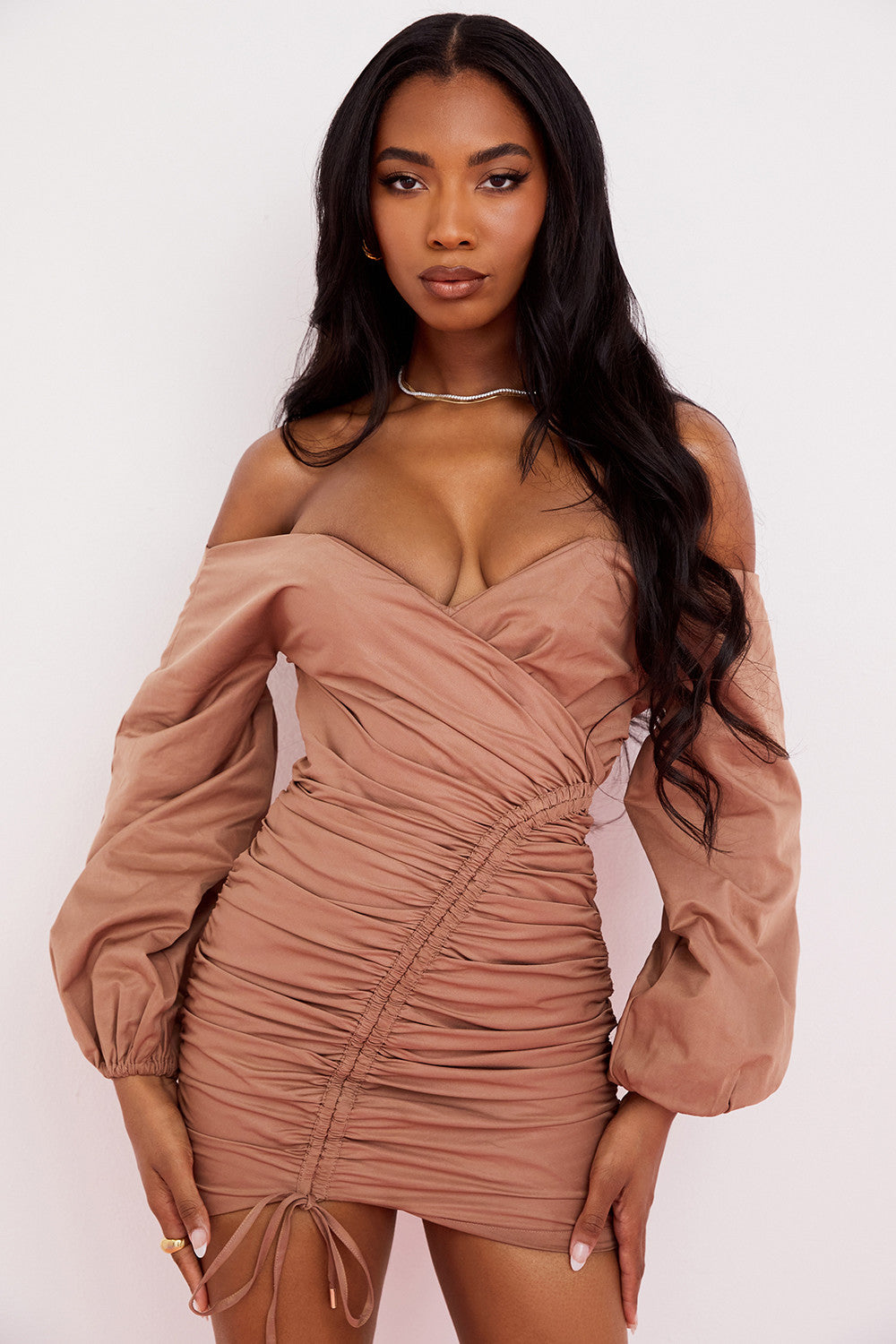 Mini-robe portefeuille Moka avec épaules nues