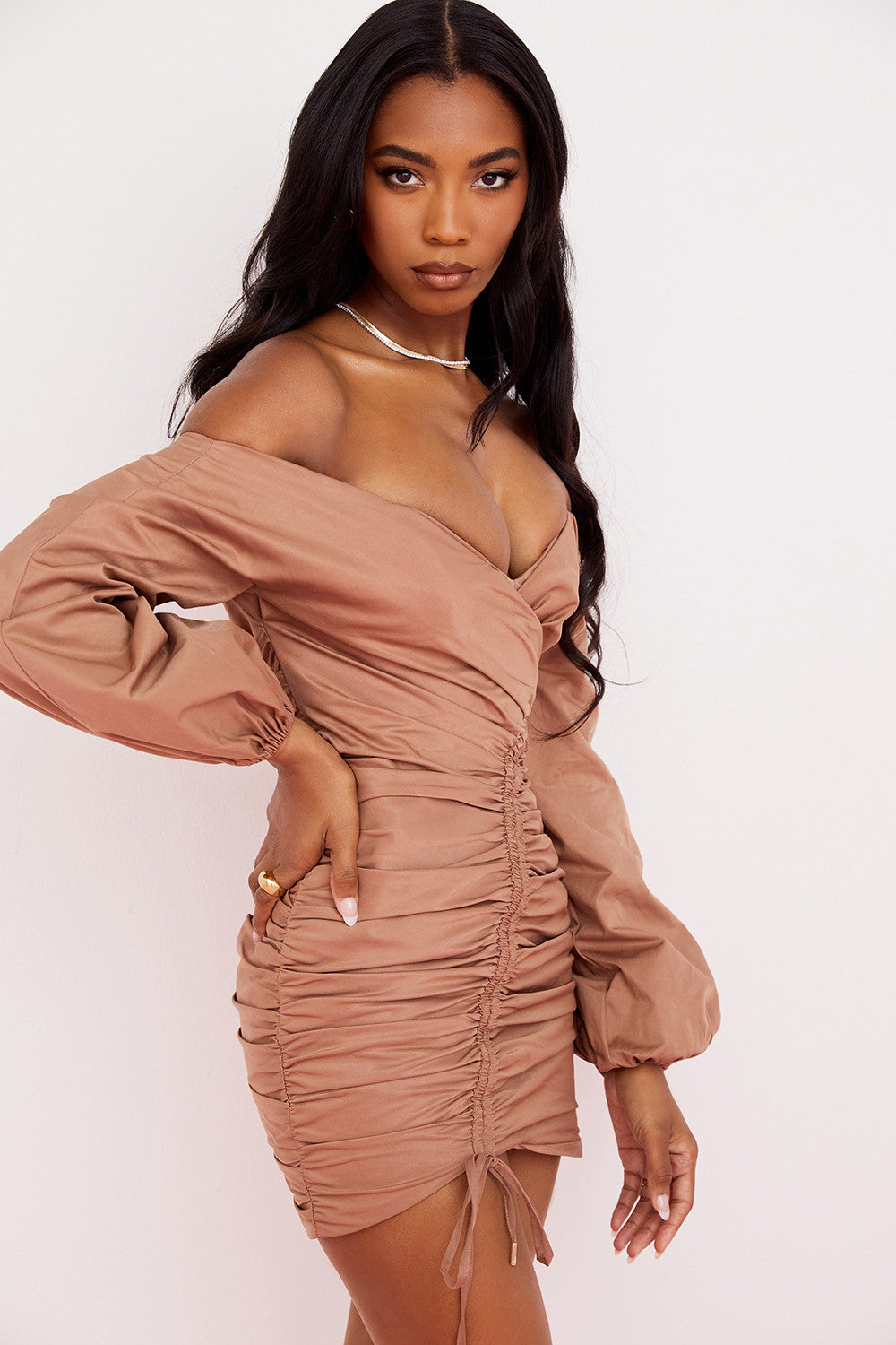 Mini-robe portefeuille Moka avec épaules nues
