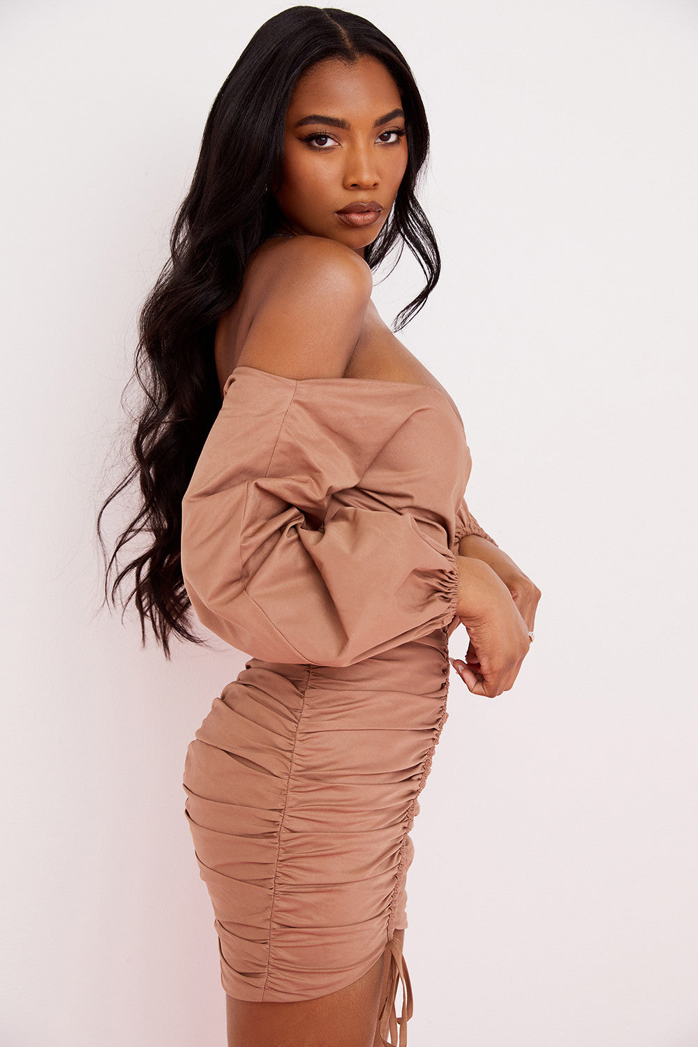 Mini-robe portefeuille Moka avec épaules nues