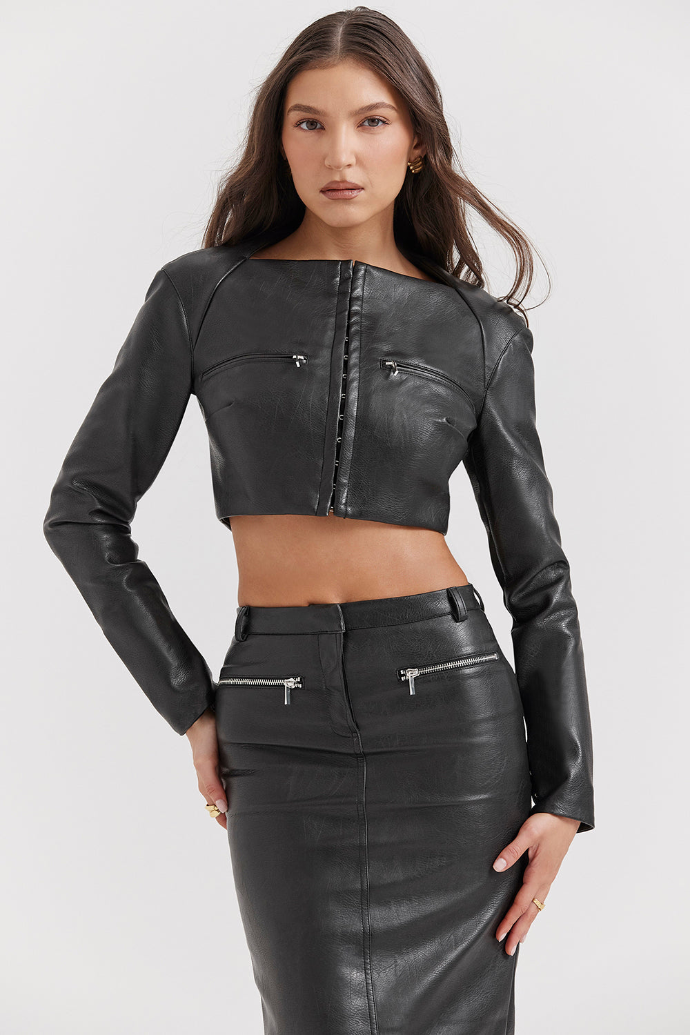 Top court en cuir vegan avec jupe longue