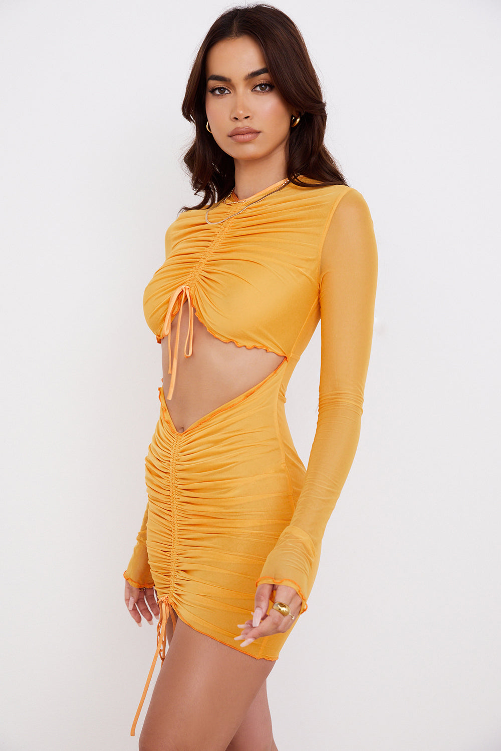 Mini-robe en maille orange à manches longues et découpée à volants
