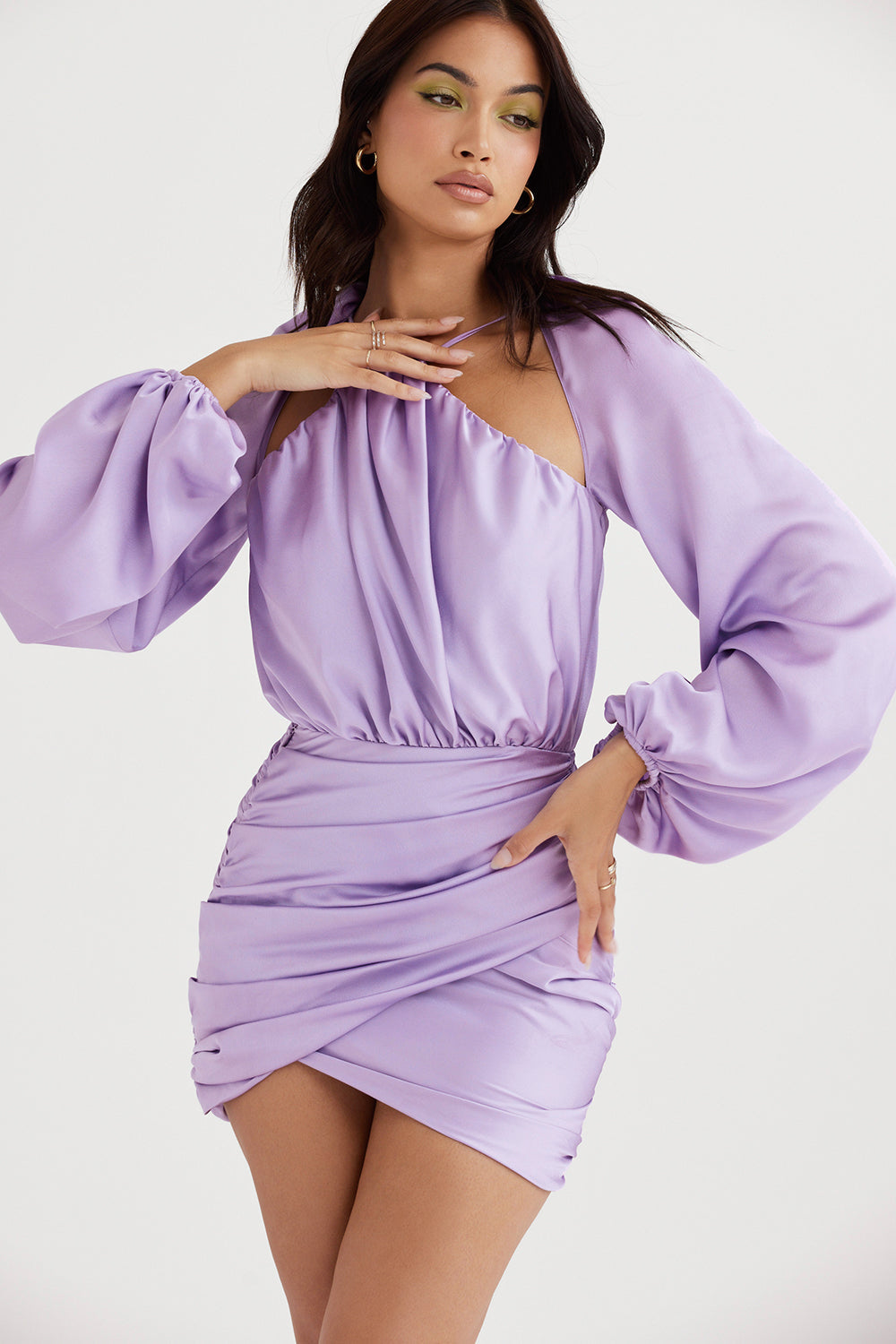 Mini-robe en satin orchidée avec cache-càur sur le devant
