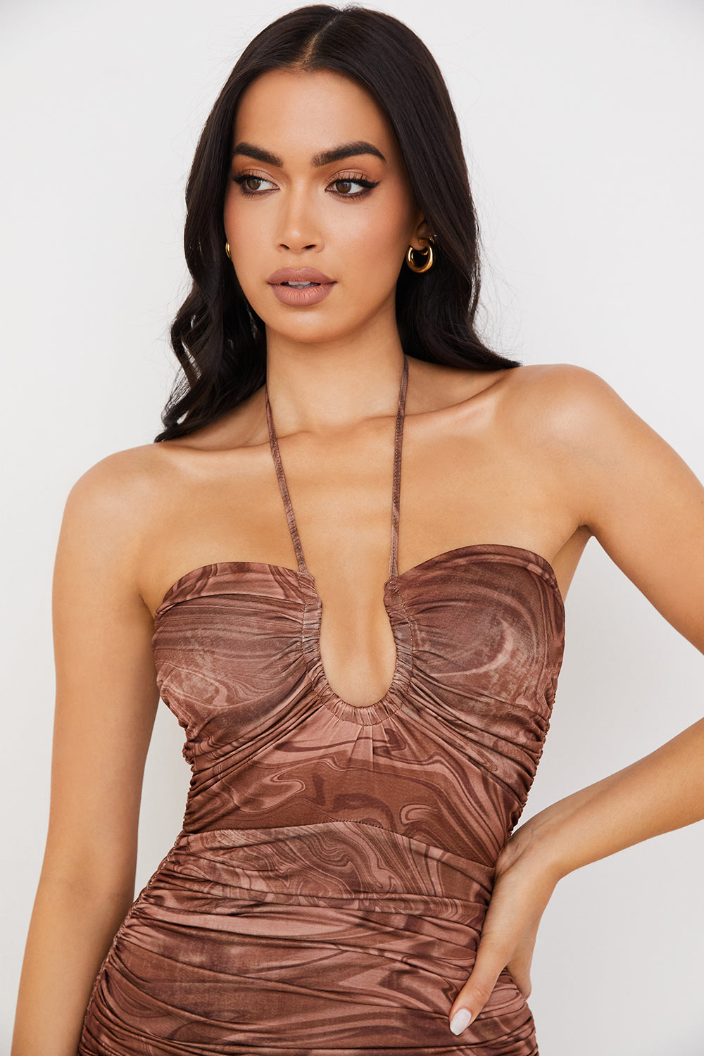 Mini-robe dos nu avec découpe en tourbillon cacao