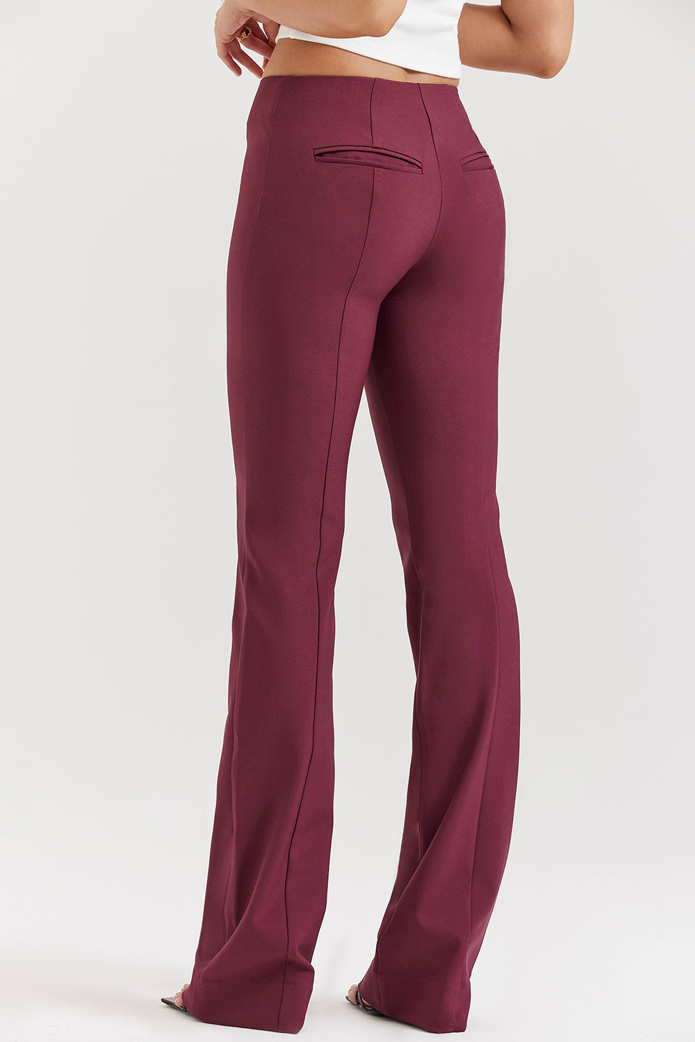 Haut en cuir végétalien vin avec pantalon