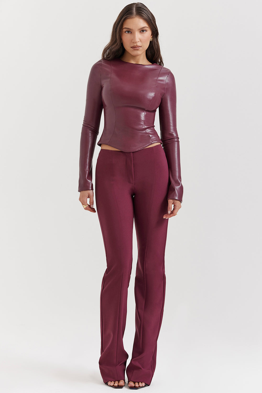 Haut en cuir végétalien vin avec pantalon