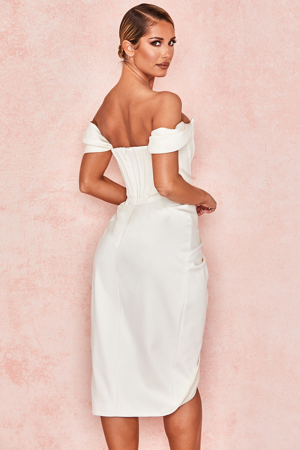 Robe en satin à épaules dénudées