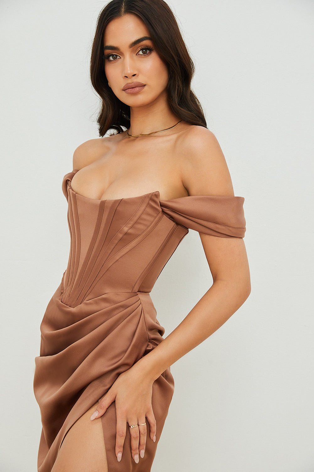 Robe en satin à épaules dénudées