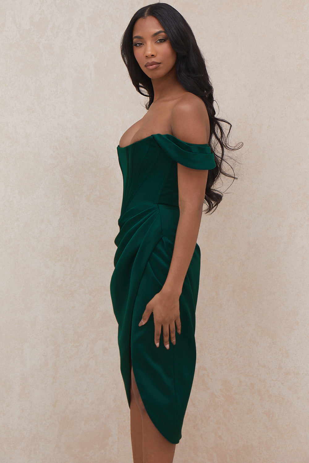 Robe en satin à épaules dénudées