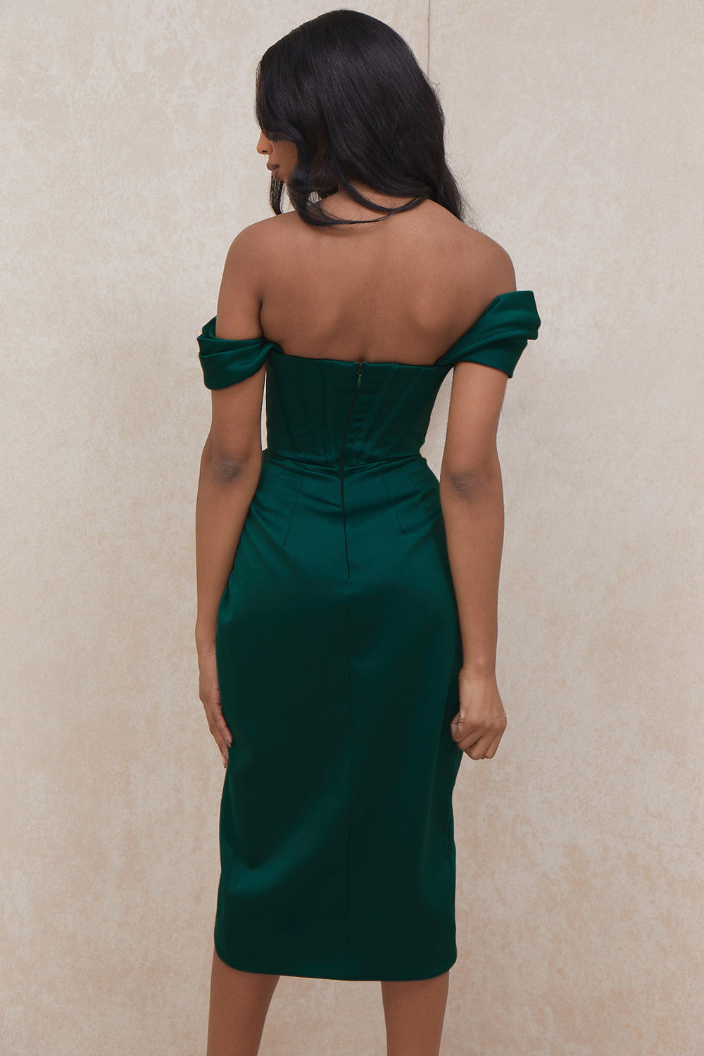 Robe en satin à épaules dénudées
